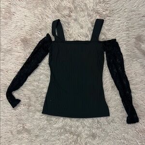 Black Ribbed Cold-Shoulder Top w/ Lace Sleeves | XS (US 2)